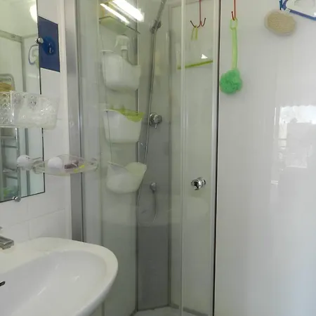 T2 Avec Coin Nuit, Piscine, Parking Securise, Proche - - Fr-1-251-743 *
